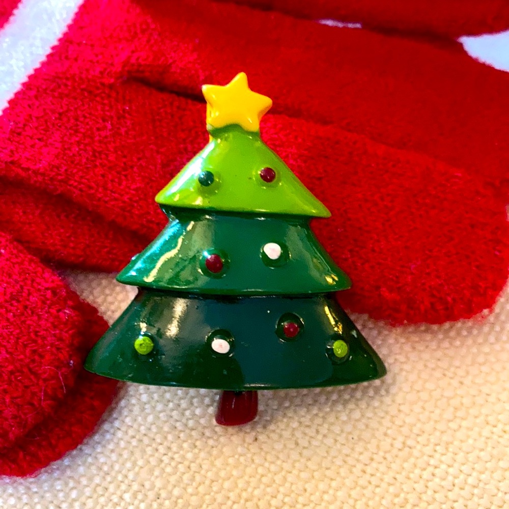 Green Lightweight painted resin Christmas Tree brooch